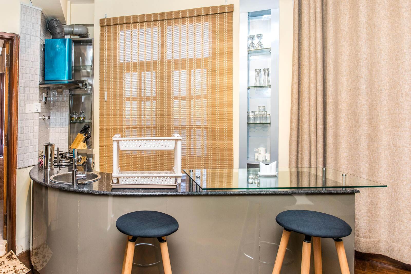 The open kitchen and its breakfast bar.